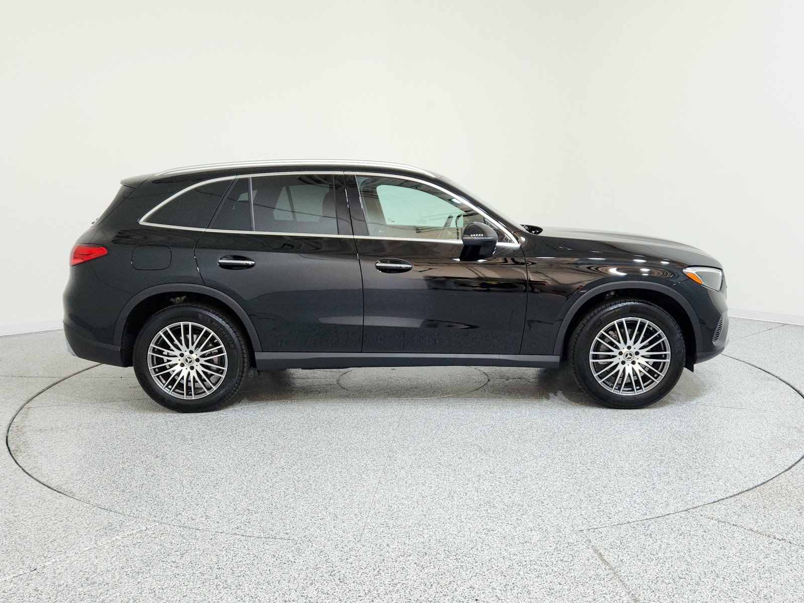 2025 Mercedes Benz GLC 300 photo 3