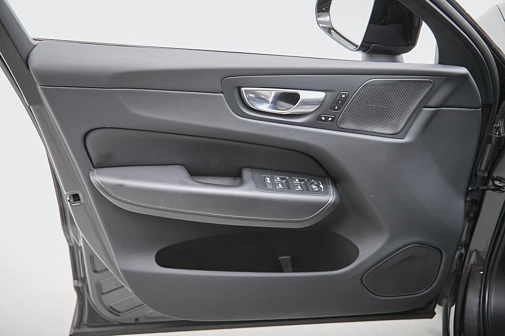 2023 VOLVO XC60 - Image 9