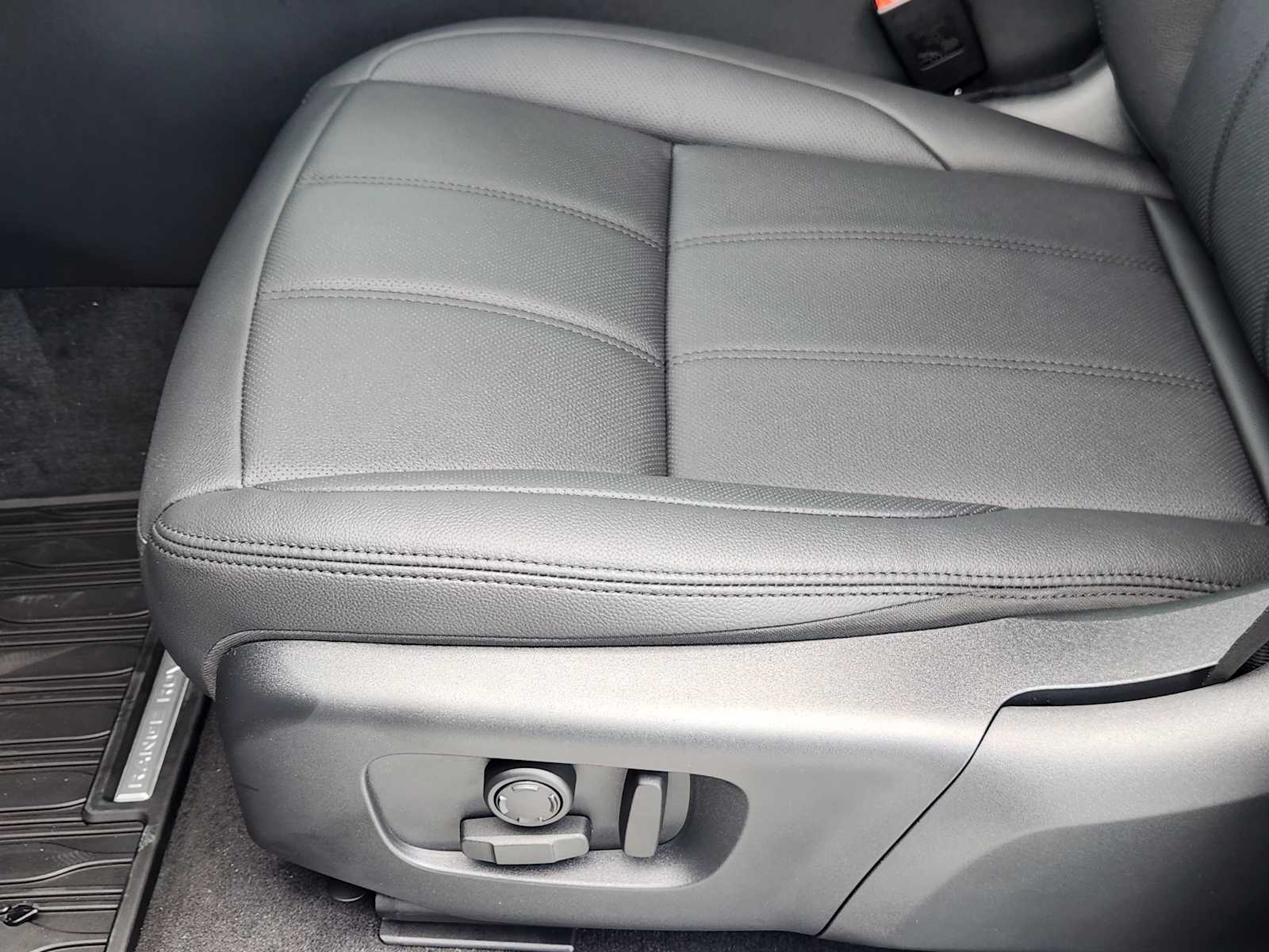 2026 Land Rover Range Rover Evoque Dynamic SE photo 17