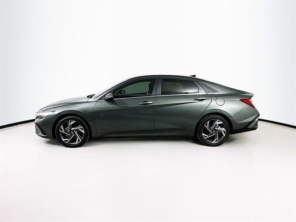 2025 Hyundai Elantra Limited photo 3