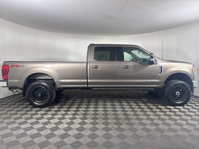 2022 Ford F-350 Lariat photo 2