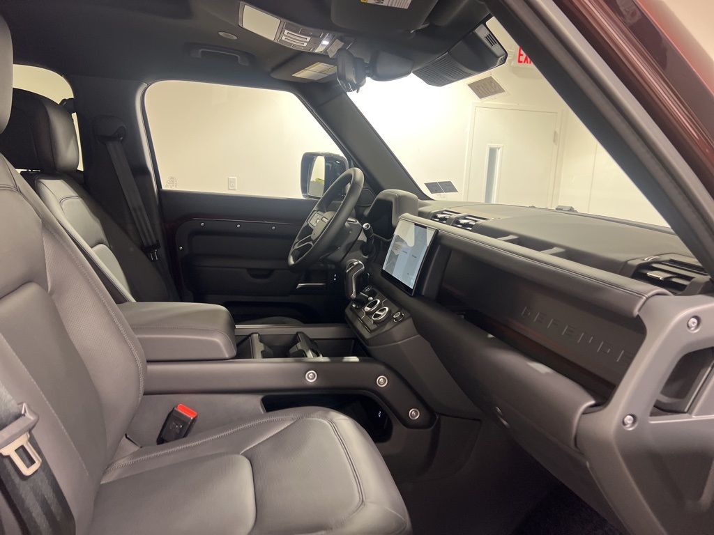 2025 Land Rover Defender 130 X-Dynamic SE photo 24