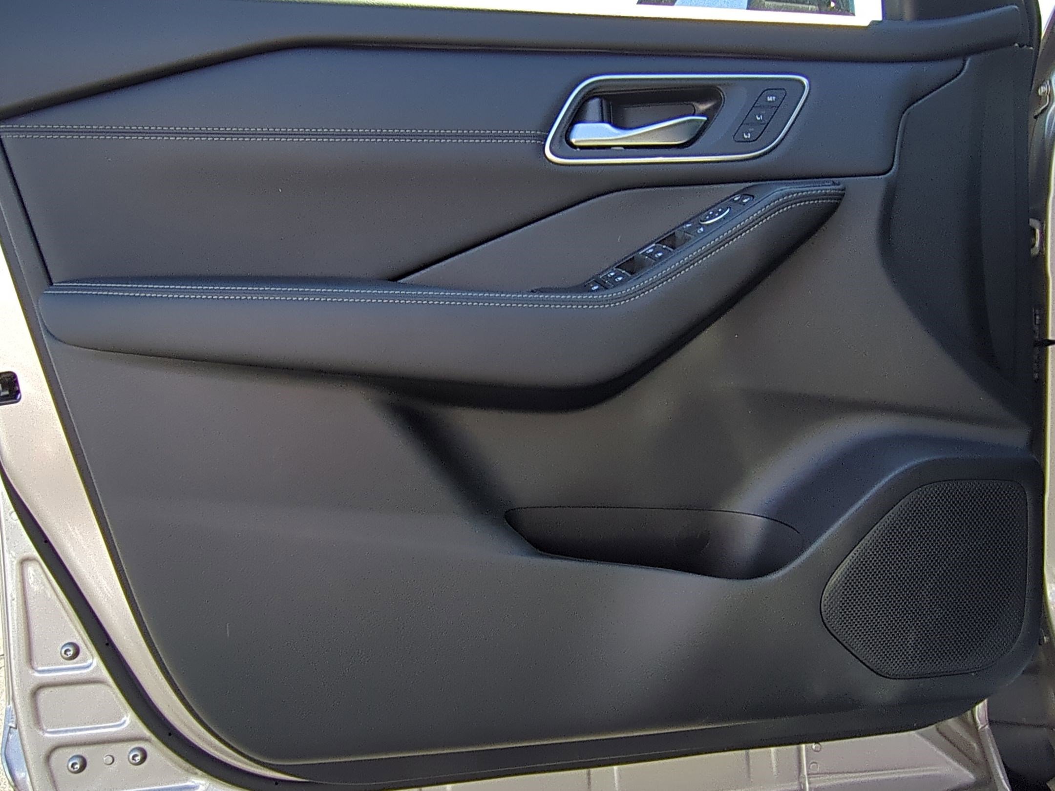 2025 Nissan Rogue Platinum photo 7