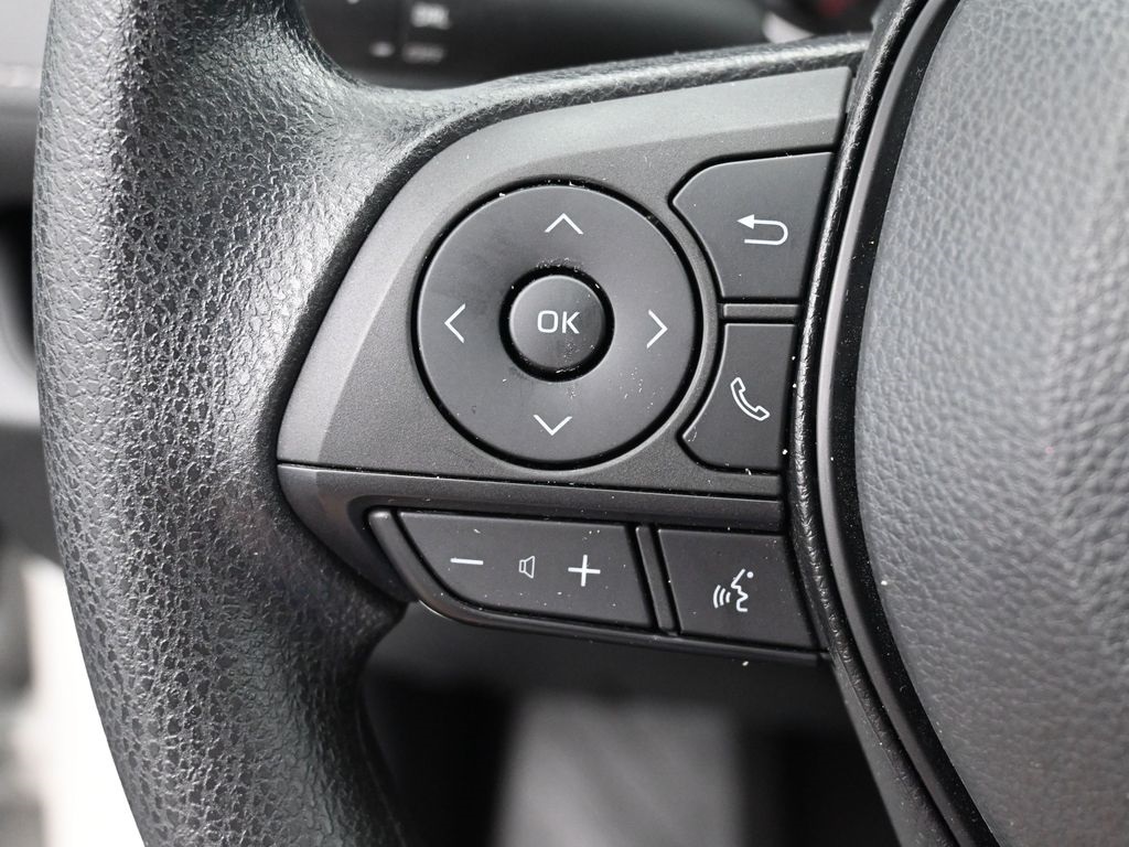 2022 Toyota RAV4 LE photo 13