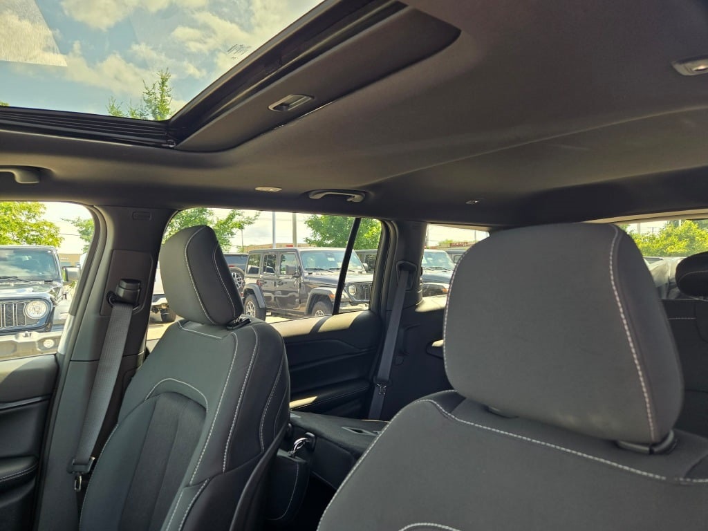2025 Jeep Grand Cherokee Laredo photo 21