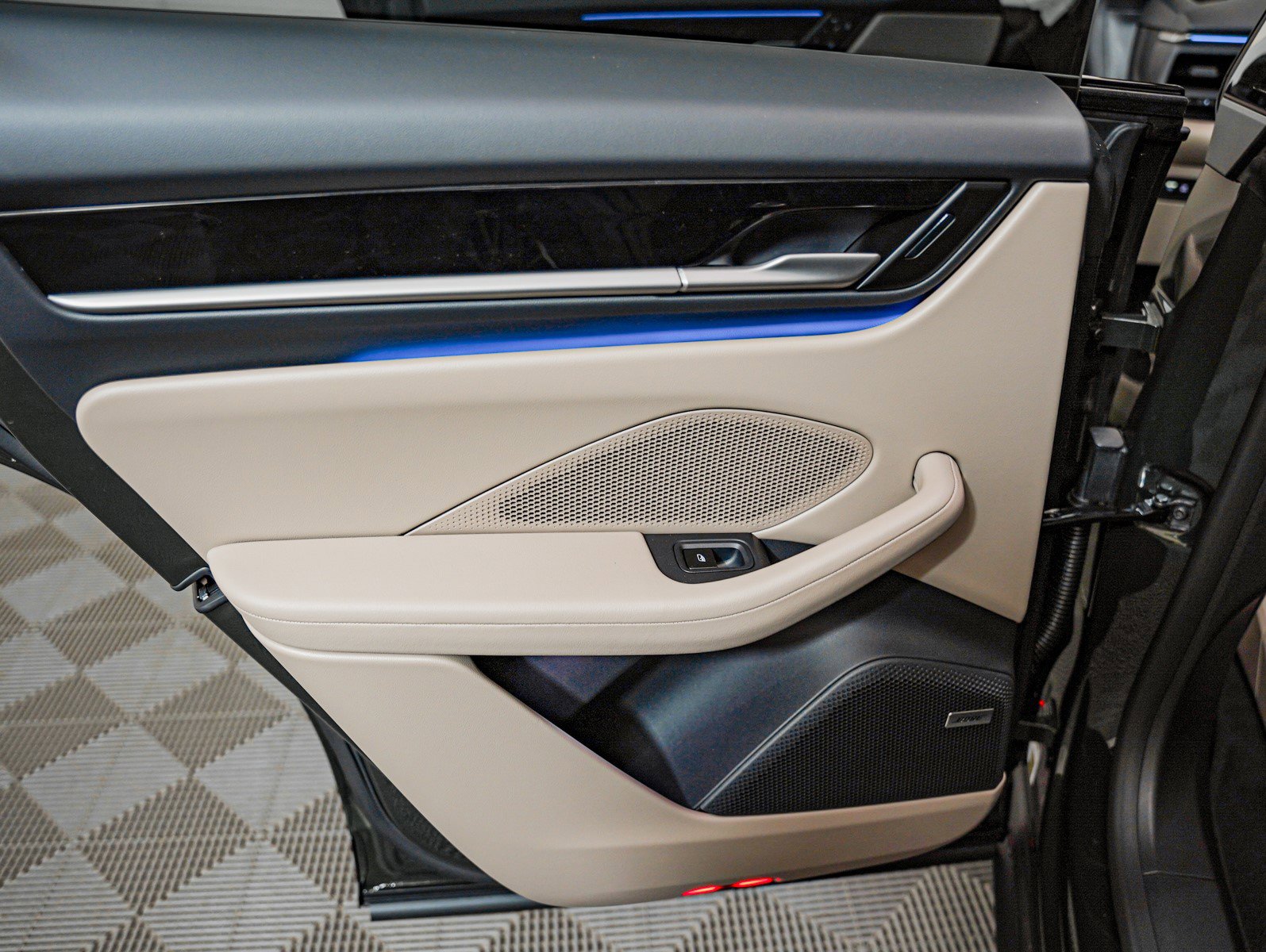 2025 Porsche Macan Electric photo 21
