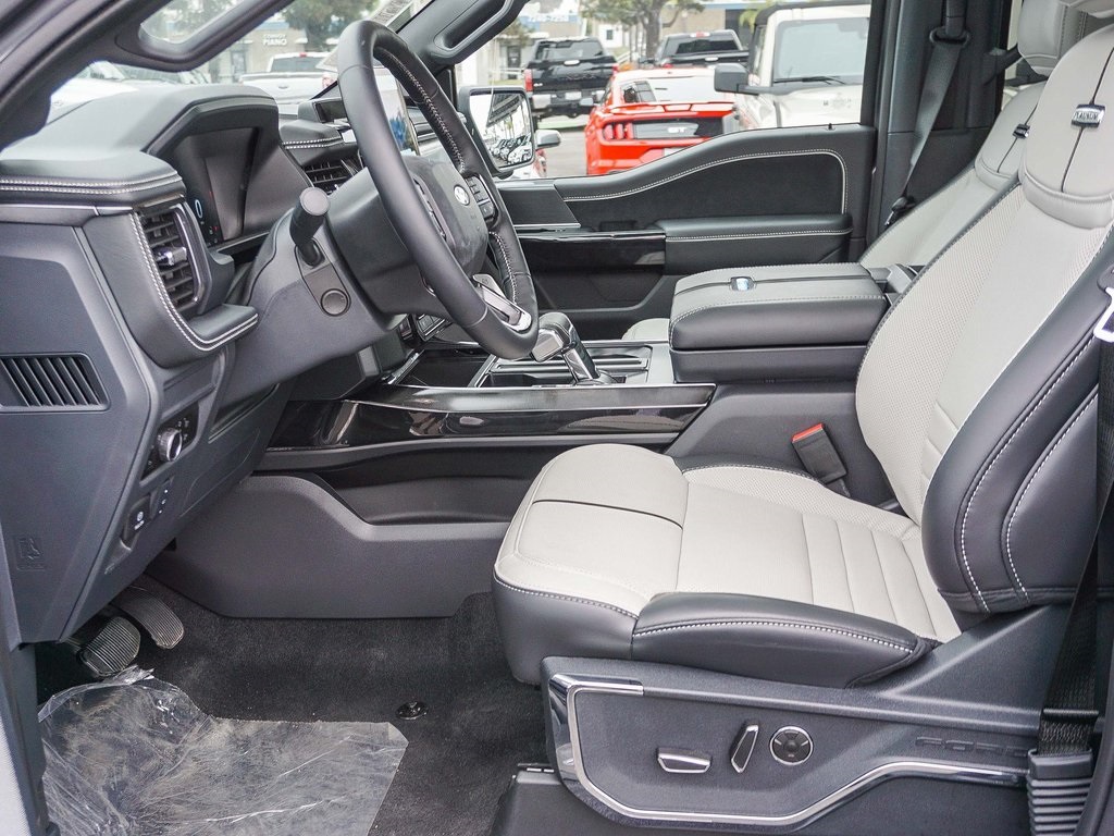 2025 Ford F-150 Lightning Platinum photo 17