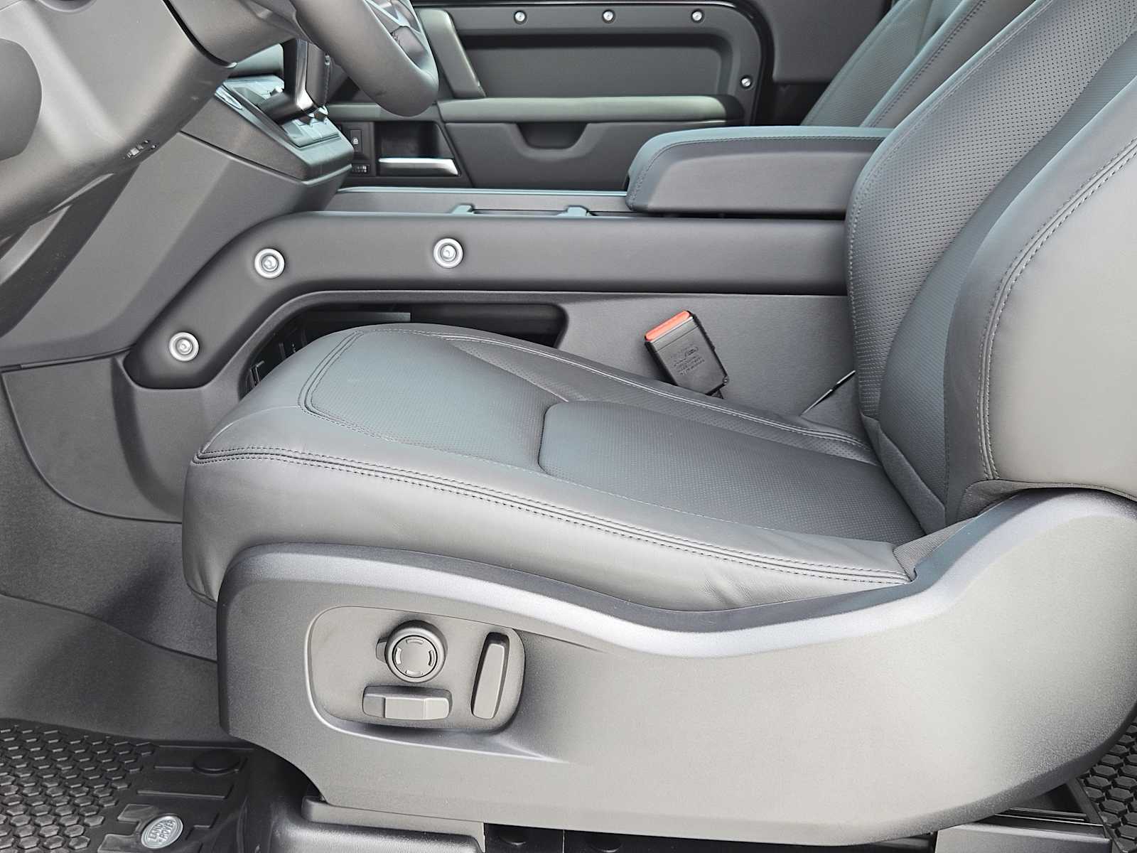 2025 Land Rover Defender 90 X-Dynamic SE photo 24