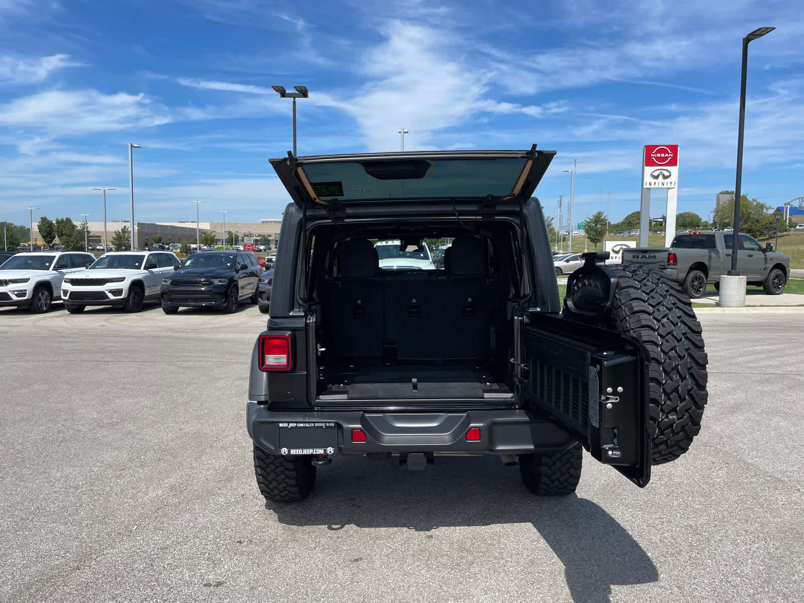 2024 Jeep Wrangler Willys photo 11