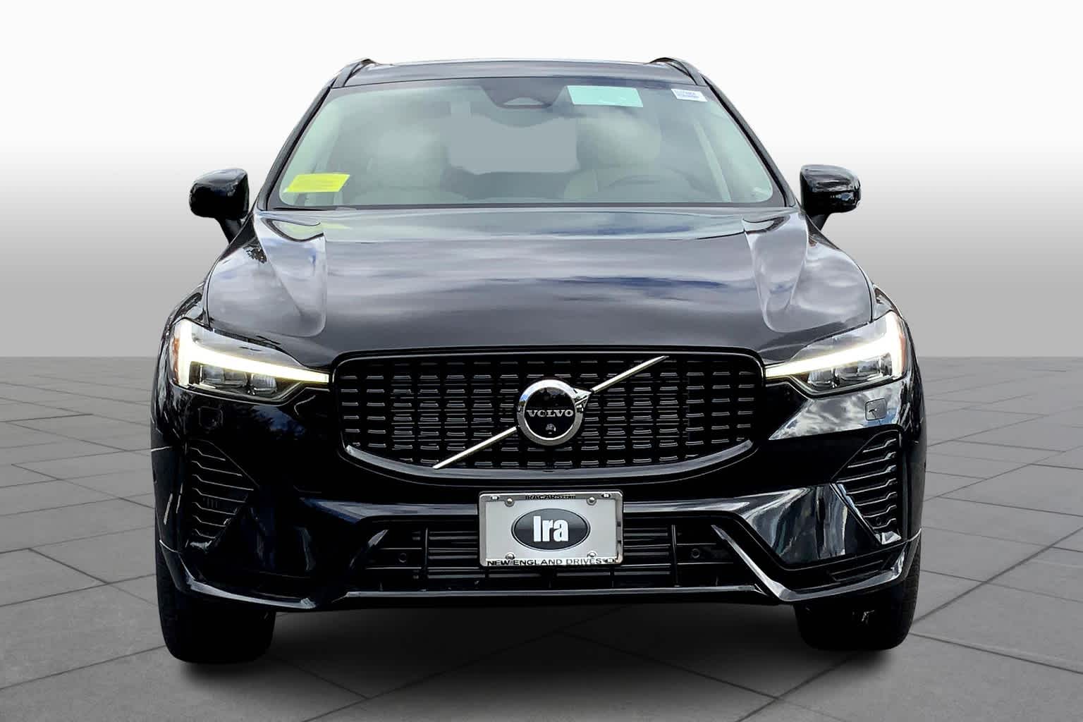 2025 Volvo XC60 Plus photo 2