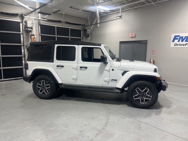 2025 Jeep Wrangler 4-Door Sahara's photo