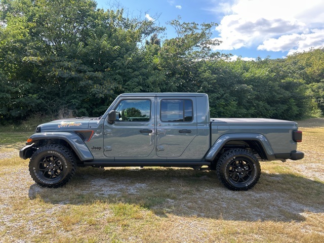 2024 Jeep Gladiator photo 2