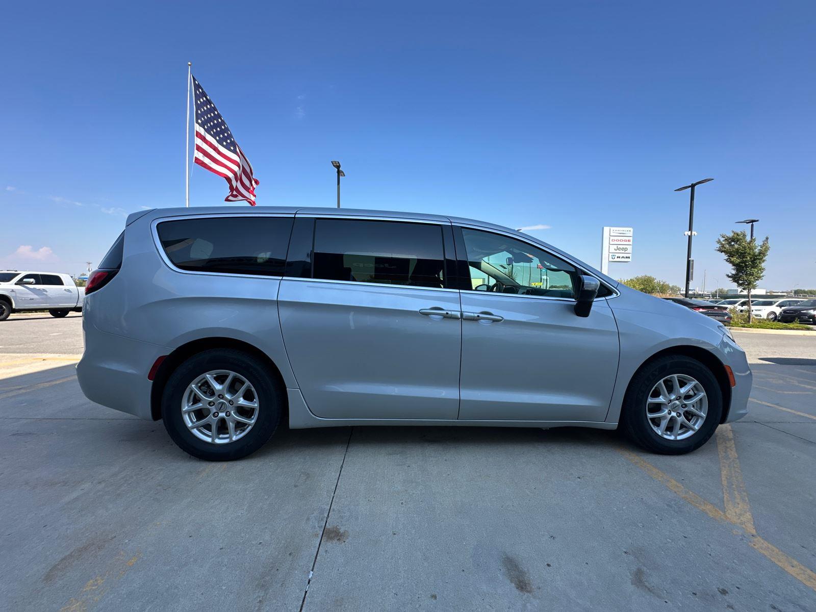 2023 Chrysler Pacifica Touring L photo 4
