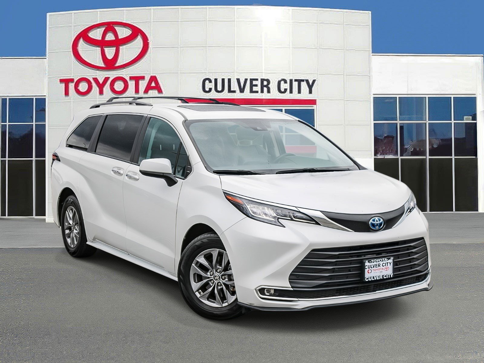 2023 Toyota Sienna XLE's photo