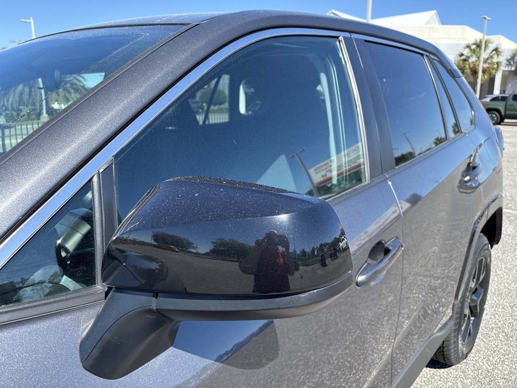 2022 Toyota RAV4 LE photo 9