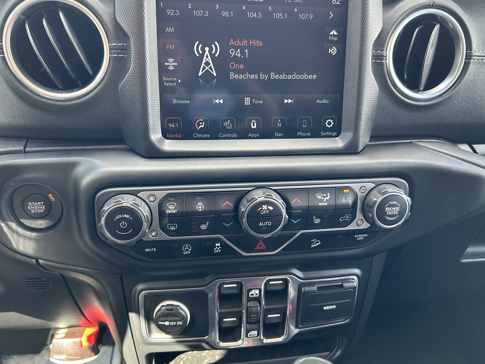 2020 Jeep Wrangler Unlimited Sahara photo 28