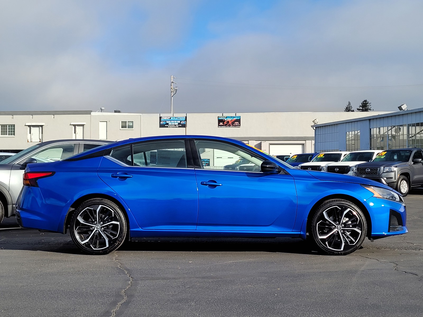 2025 Nissan Altima SR photo 4