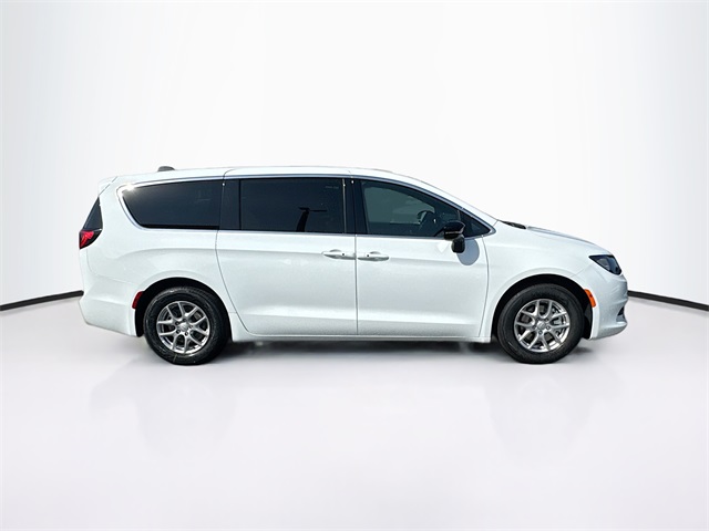 2025 Chrysler Voyager LX photo 7