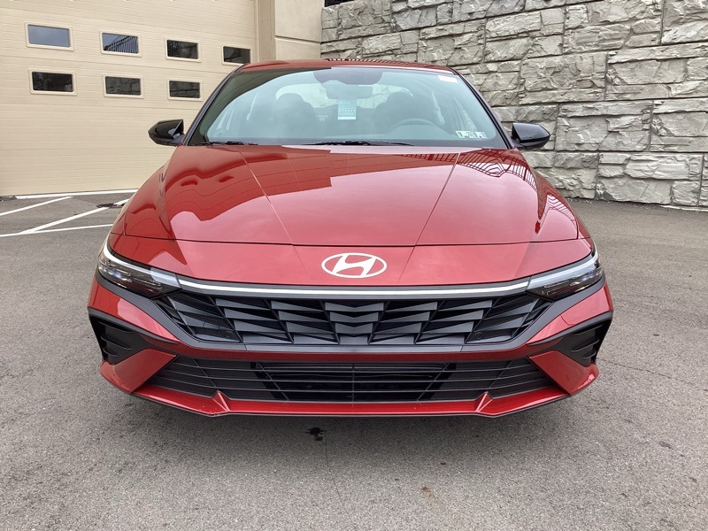 2025 Hyundai Elantra SEL Sport photo 2