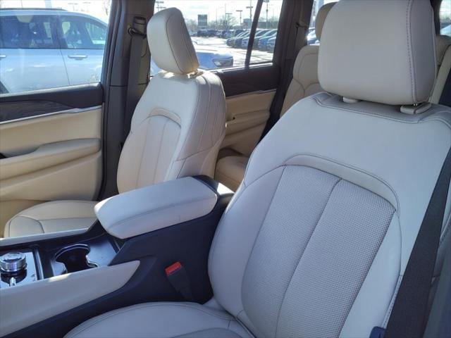 2025 Jeep Grand Cherokee Limited photo 3