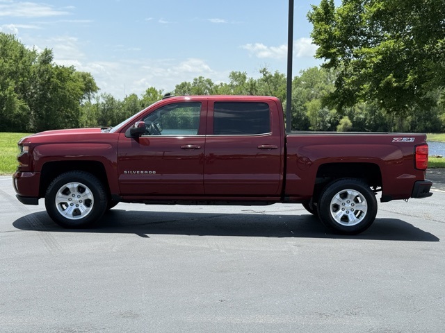 2017 Chevrolet Silverado 1500 LT photo 4