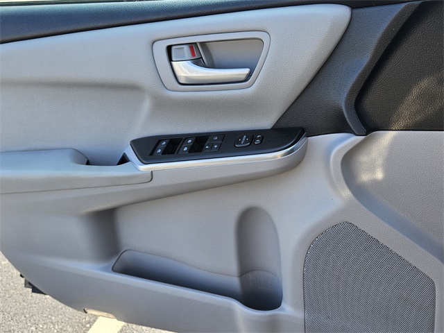 2017 Toyota Camry LE photo 22