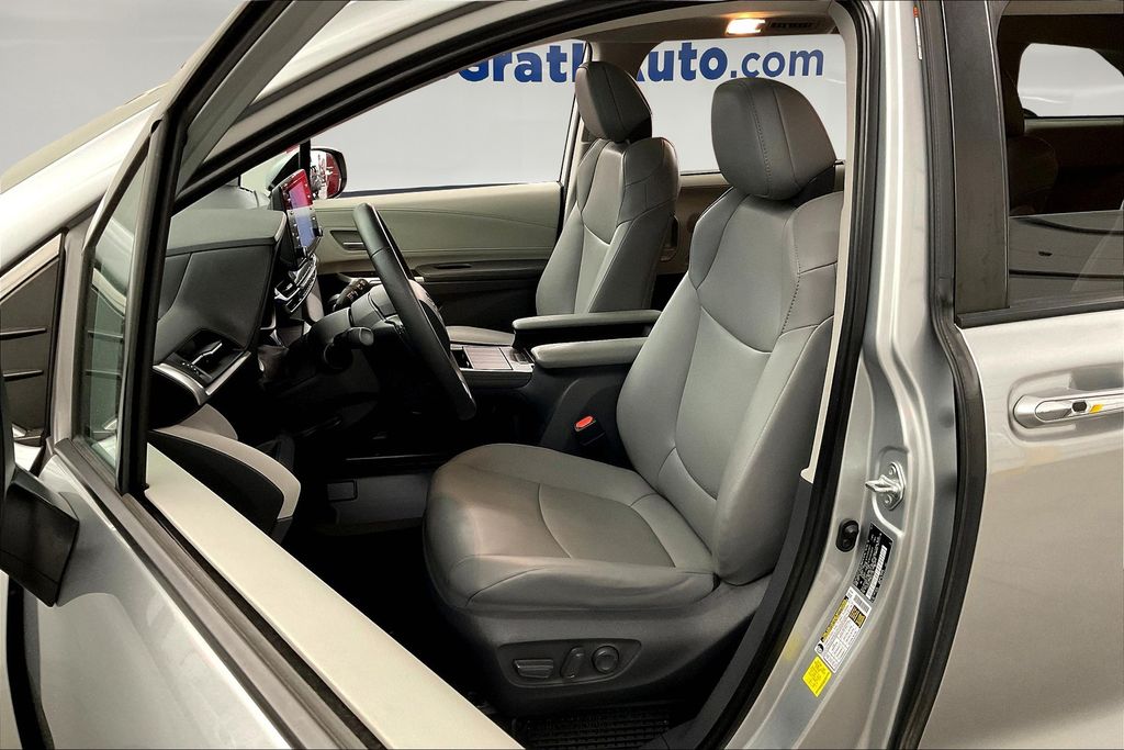 2021 Toyota Sienna XLE photo 24