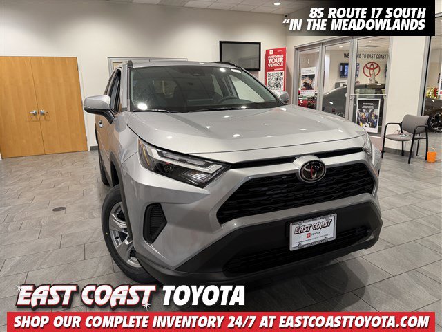 2025 Toyota RAV4 XLE's photo