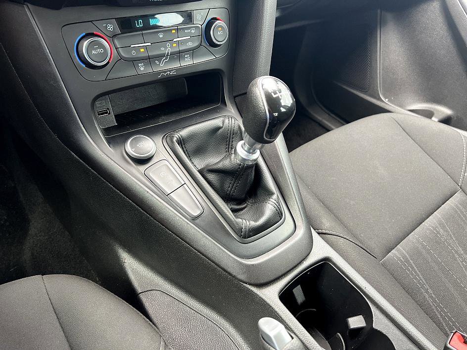 2017 Ford Focus SE photo 21