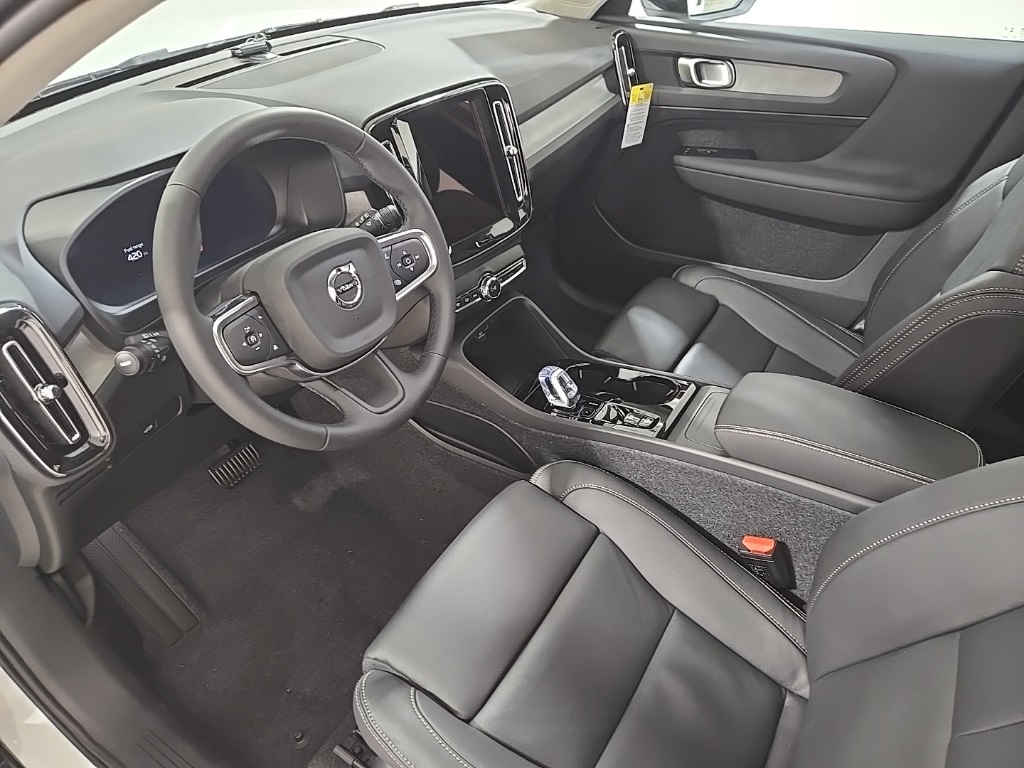 2026 Volvo XC40 Plus photo 19