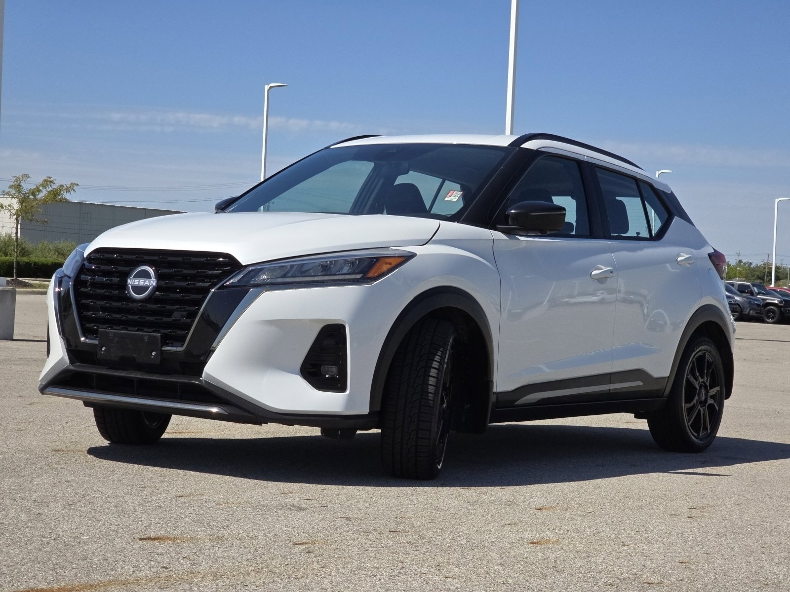 2023 Nissan Kicks SR photo 4