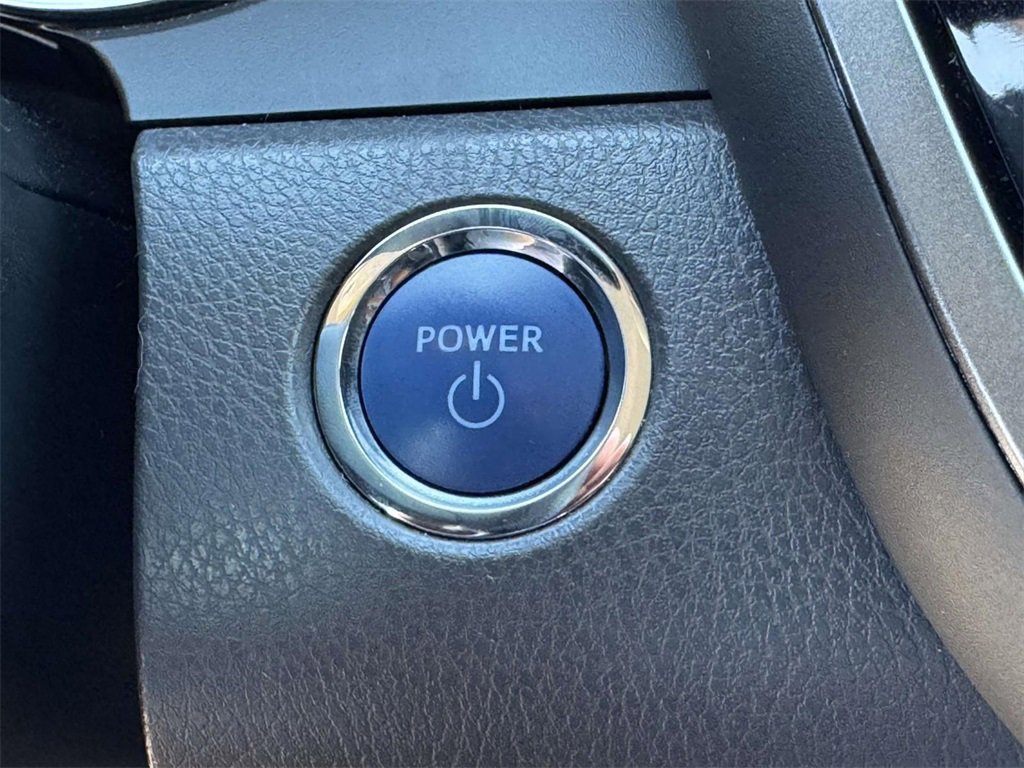 2020 Toyota Camry Hybrid LE photo 6