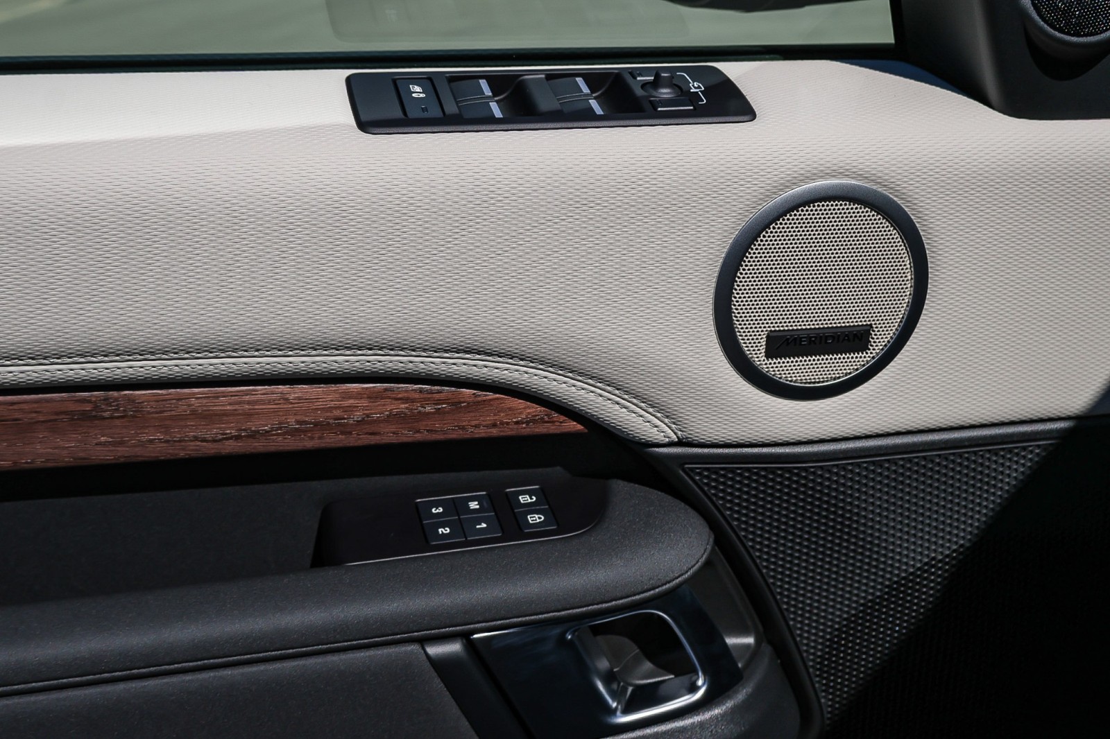 2025 Land Rover Discovery SE photo 18