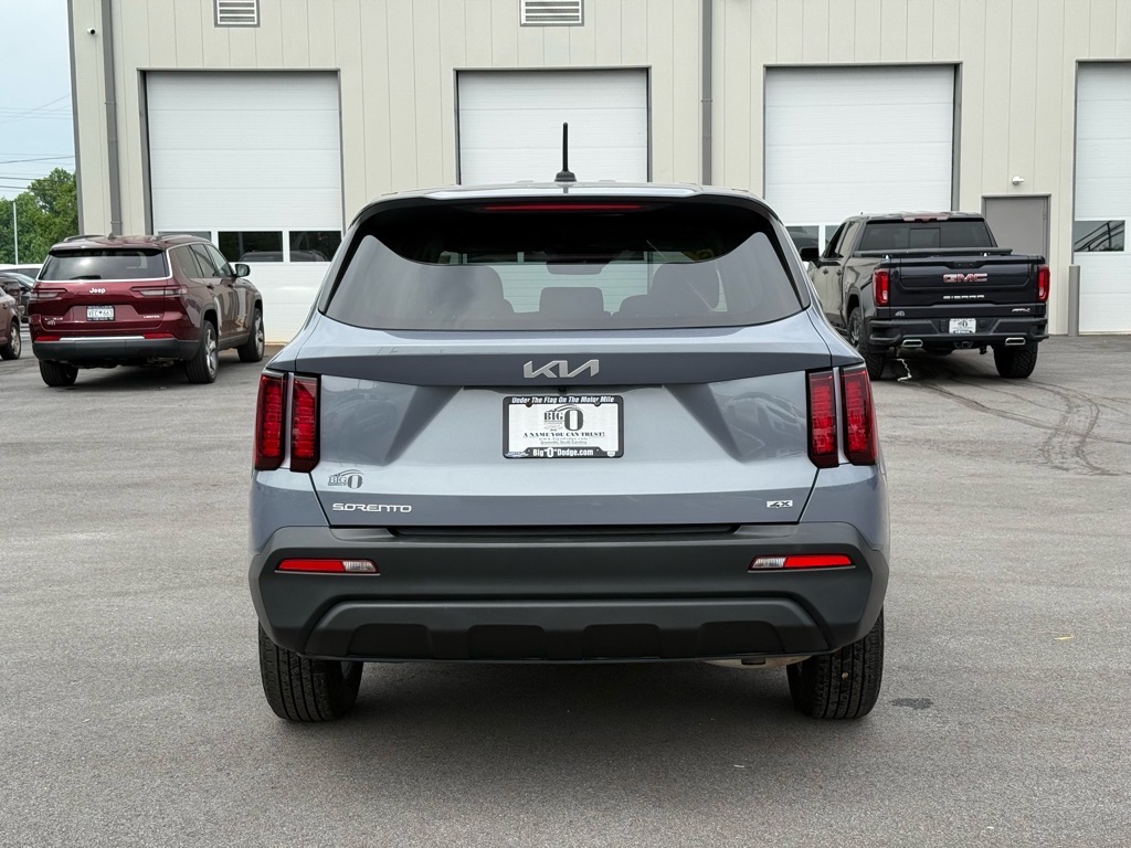 2023 Kia Sorento LX photo 4