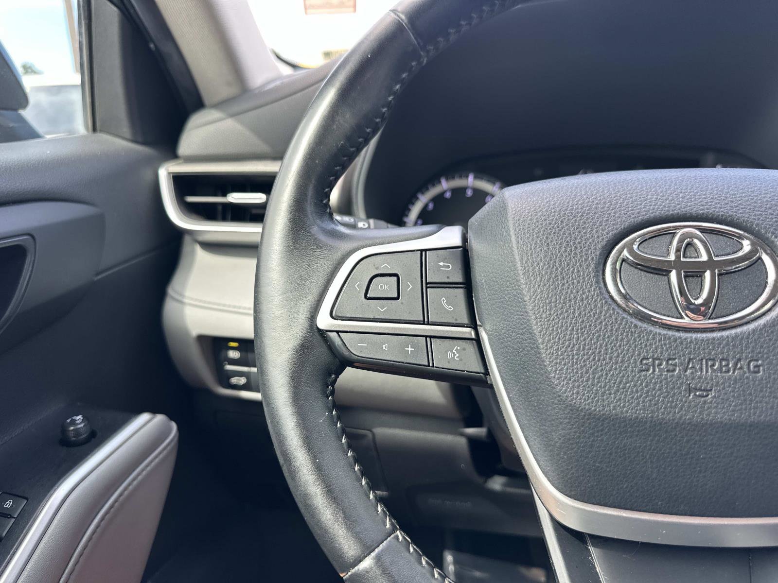 2022 Toyota Highlander LE photo 26