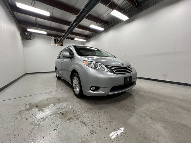 2015 Toyota Sienna XLE photo 2