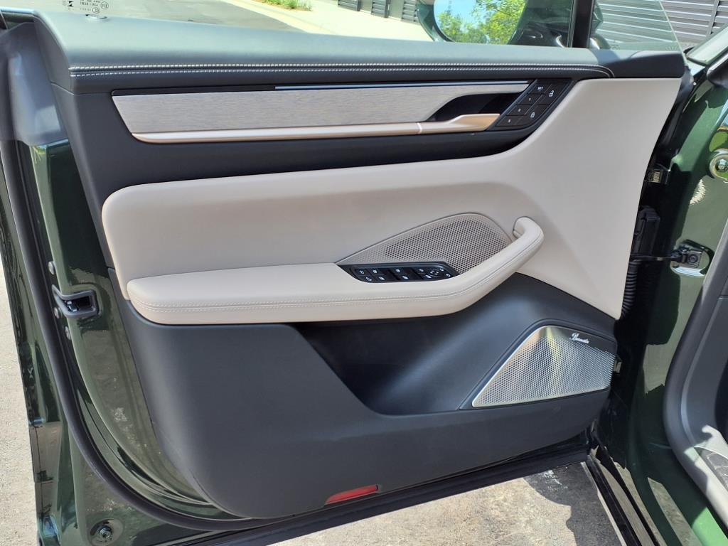 2024 Porsche Macan Electric Turbo photo 8