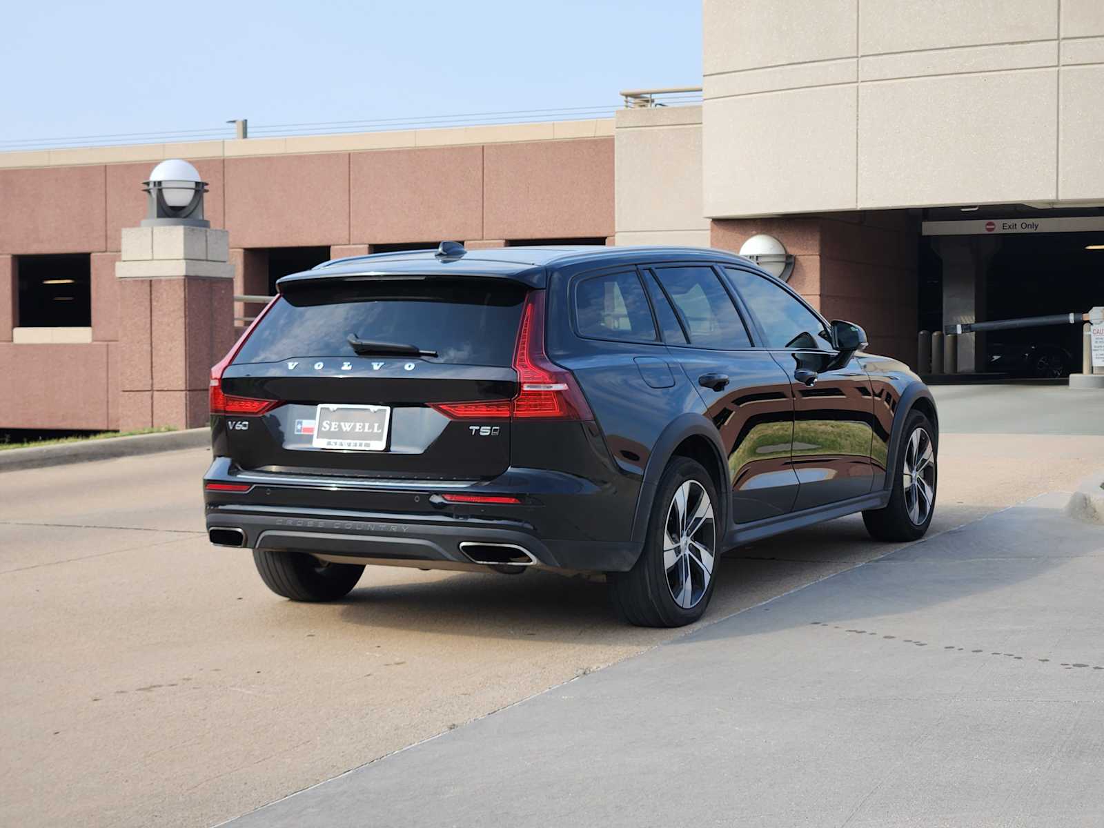 2020 Volvo V60 Cross Country photo 3