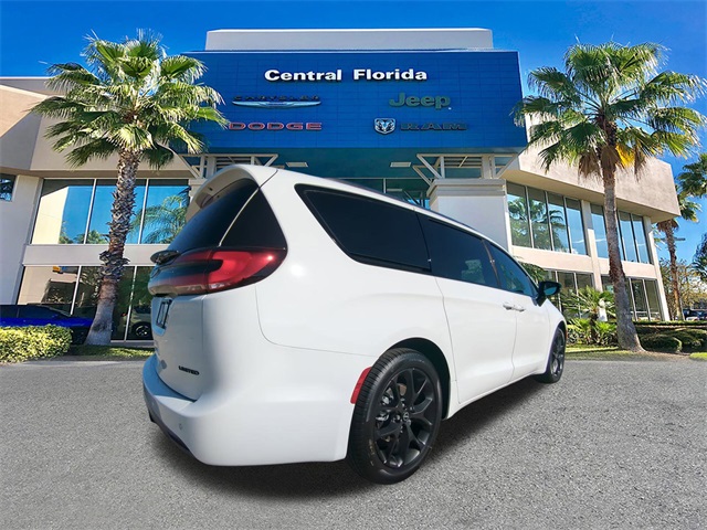 2026 Chrysler Pacifica Limited photo 2