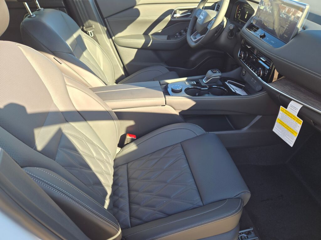 2026 Nissan Rogue Platinum photo 4