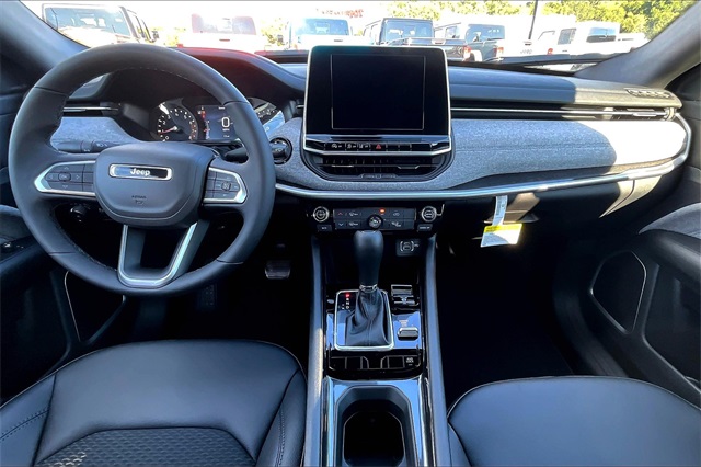 2025 Jeep Compass Latitude photo 3