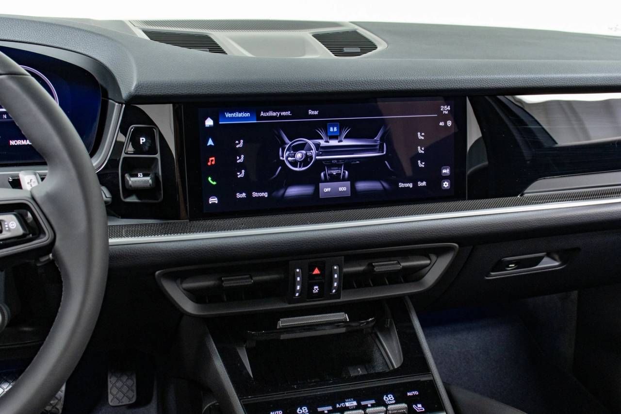 2025 Porsche Cayenne photo 19