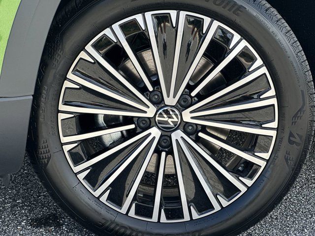 2025 Volkswagen Taos SE photo 2