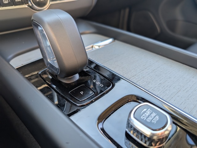 2025 Volvo XC60 B5 Plus photo 22