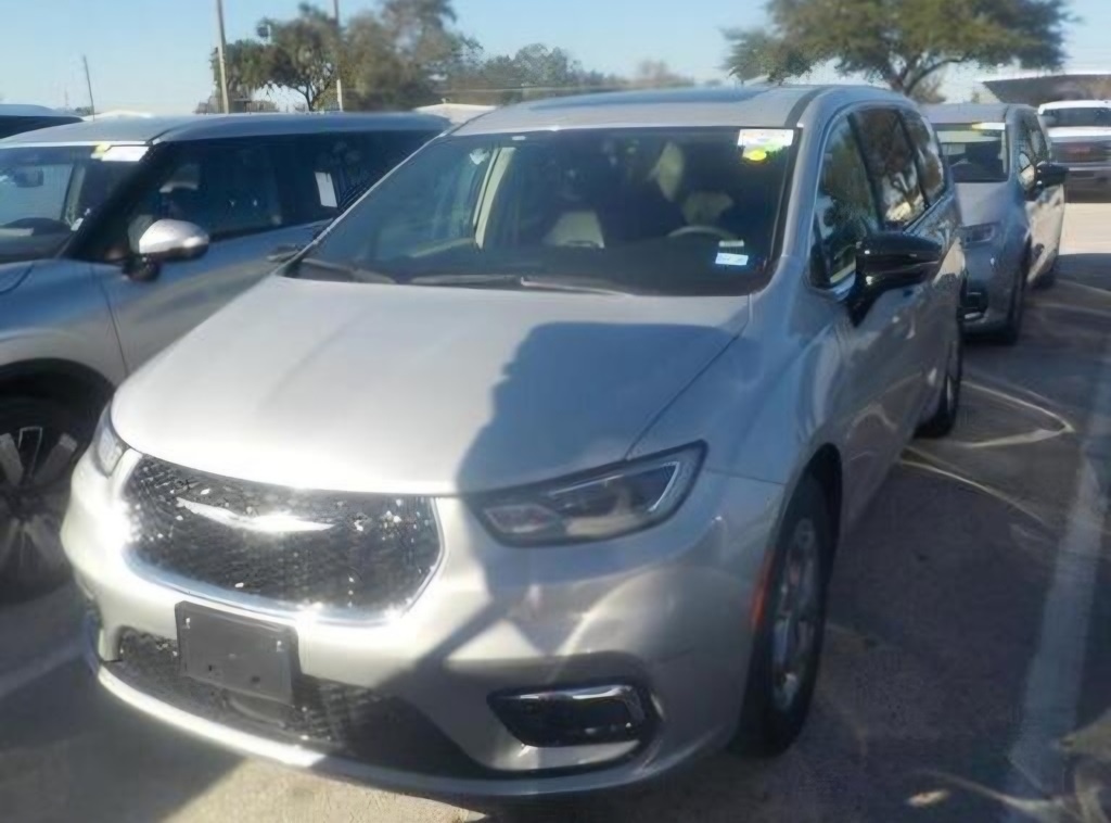 2024 Chrysler Pacifica Limited's photo