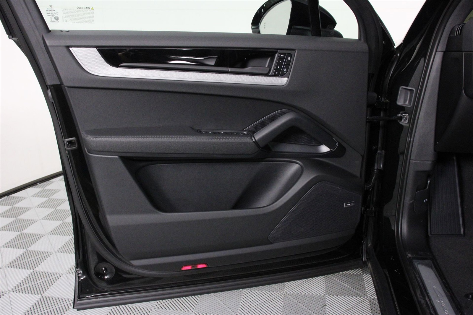 2025 Porsche Cayenne photo 19