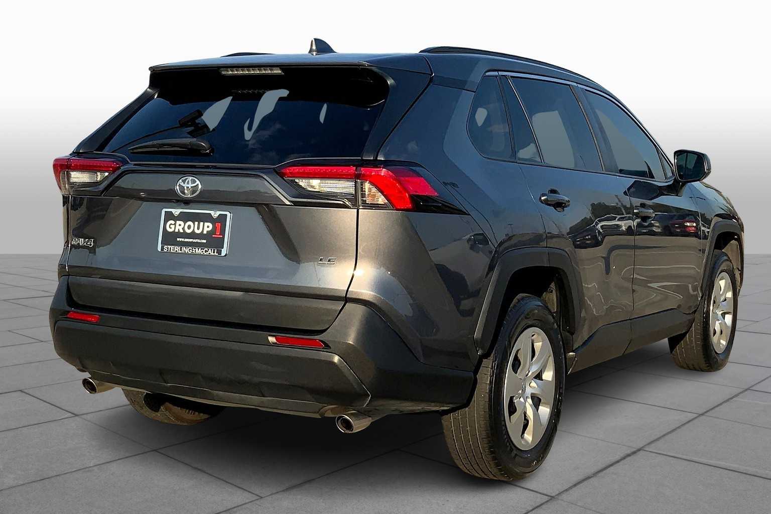 2021 Toyota RAV4 LE photo 12