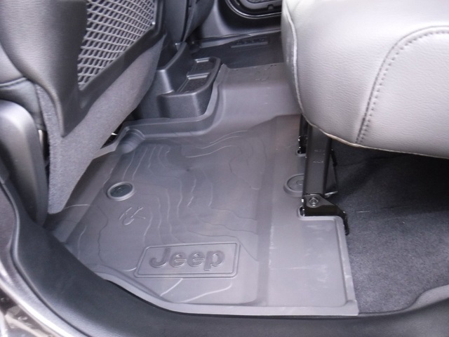 2025 Jeep Wrangler Sahara photo 36