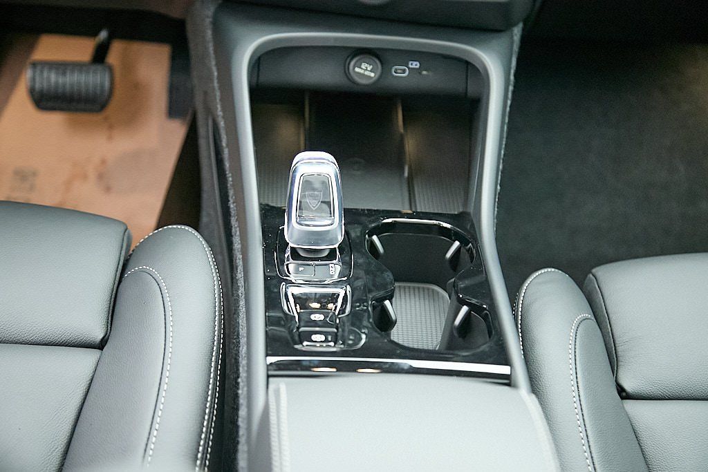 2026 VOLVO XC40 - Image 28