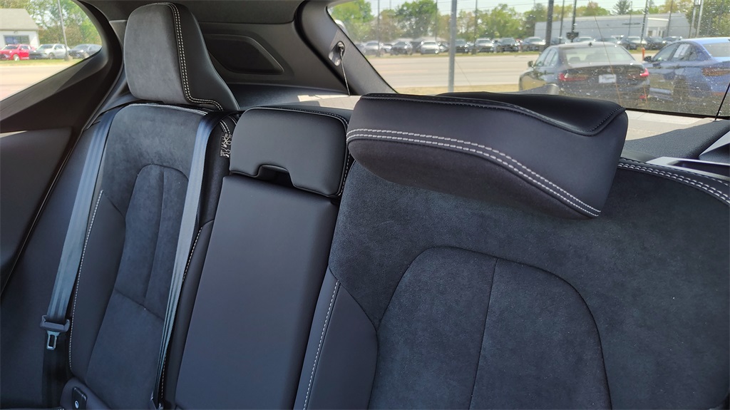2026 Volvo XC40 photo 27